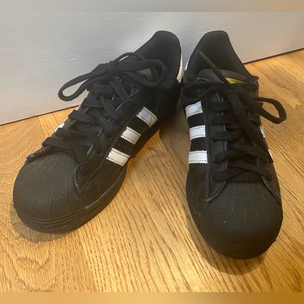 Adidas Kid's Superstar Shoes
- Core Black / Cloud White - Size Big kids 5